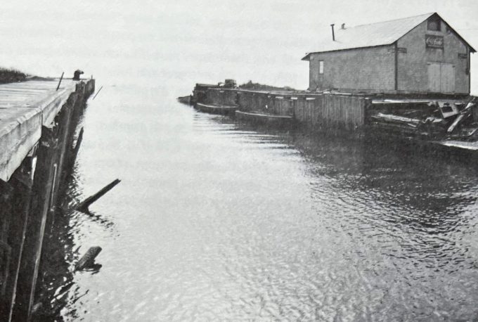 Quai à l'embouchure de la rivière Caplan et une ancienne neigière.